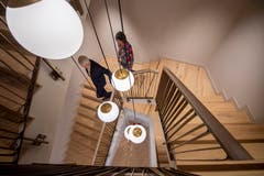 Das verwinkelte Treppenhaus ist in hellen Farben gehalten. (Bild: Urs Bucher)