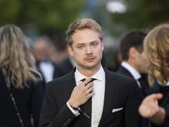 Der Hauptdarsteller im ZFF-Eröffnungsfilm, der Schweizer Schauspieler Sven Schelker auf dem grünen Teppich. (Bild: KEYSTONE/ENNIO LEANZA)