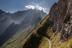 Ausblick vom Schäfler auf den Bergweg, der sich malerisch den Hängen entlang Richtung Säntis windet. (Bild: Wolfgang Reisser)