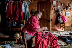 Rösi Emmenegger bereitet die Sennenhemden für die Männer vor. (Bild: Nadia Schärli, 25. September 2019)