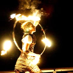 Auch mit Feuer-Hoops tritt Hardmeier auf. (Bild: See Ying Yip)