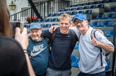 Scherrer nimmt sich Zeit für seine Fans. (Bild: Andrea Stalder)