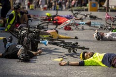 Die Demonstrierenden liegen zum Protest auf dem Boden. (EPA/GLENN HUNT, Brisbane)