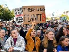 In Stockholm, der Heimat der schwedischen Klimaaktivistin Greta Thunberg, kamen 60'000 Menschen zu einem Protestzug zusammen. (Bild: KEYSTONE/EPA TT NEWS AGENCY/ANDERS WIKLUND)
