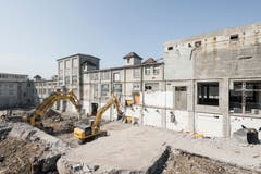 Dennoch wird, wer einen Blick aus den oberen Stöcken des Verwaltungsgebäudes wirft, geschäftiges Treiben in einer Mondlandschaft artigen Kulisse entdecken. (Bild: PD/Beat Bühler, Zürich)