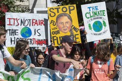 «Stop fu**ing with our future» prangt der Schriftzug auf diesem Schild mit einem Portrait von Greta Thunberg, welche von Schweden aus die Fridays for Future angerissen hat. (KEYSTONE/Martial Trezzini)