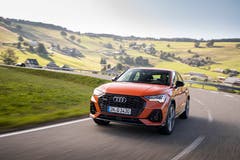 Grosser Kühlergrill, flachstehende Frontscheibe und fliessendes Heck: Der Sportback will der elegantere Bruder des Audi Q3 sein. (Bild: Audi)