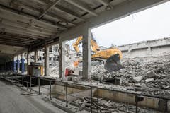 Die Abbrucharbeiten laufen auf Hochtouren. (Bild: PD/Beat Bühler, Zürich)