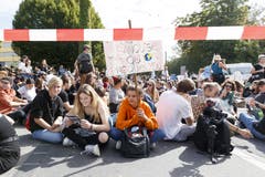Mehrere Tausend Menschen haben am Freitag in Lausanne für mehr Klimaschutz demonstriert. (KEYSTONE/Cyril Zingaro, Lausanne)
