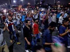 Zur falschen Zeit am falschen Ort: Laut der Menschenrechtsorganisation Human Rights Watch (HRW) waren bei den Protesten gegen Präsident al-Sisi vergangene Woche fast 2000 Menschen festgenommen worden. (Bild: Kairo, 21. September) (Bild: KEYSTONE/EPA/STRINGER)