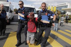 Einige wollten den Verkehr beim Maladière-Kreisel blockieren, was die Polizei jedoch verhinderte. (KEYSTONE/Cyril Zingaro, Lausanne)