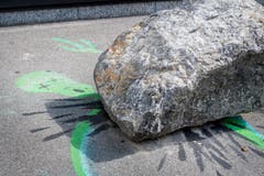 Vor der Villa Optik gibt es Strassenkunst zu sehen. (Bild: Andrea Stalder)