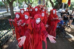 Auch die Rote Brigade protestiert in Israel. (EPA/ABIR SULTAN)