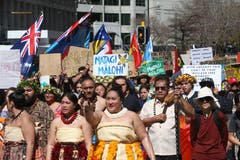 Tausende marschieren in Wellington, Neuseeland, zum Parlamentsgebäude. (AP Photo/Nick Perry)