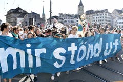Viele junge Zürcherinnen und Zürcher engagieren sich in Namen des Klimaschutzes. (KEYSTONE/Walter Bieri)