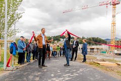 Der Park ist eröffnet: der Horwer Gemeinderat Thomas Zemp und der Krienser Stadtpräsident Cyril Wiget (rechts) eröffnen den Park. (Bild: PD)