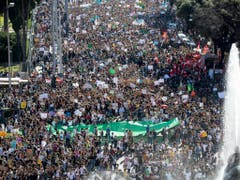 In Rom demonstrieren rund 200'000 Menschen für mehr Klimaschutz. (Bild: KEYSTONE/AP ANSA/MASSIMO PERCOSSI)
