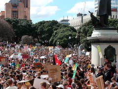 In Wellington, der Hauptstadt Neuseelands, sind am Freitag zahlreiche Menschen für mehr Klimaschutz auf die Strasse gegangen. (Bild: KEYSTONE/AP/NICK PERRY)