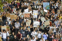 Auch in Zürich liess man es sich nicht nehmen, am Streik teilzunehmen. 5000 Personen nahmen an der Demonstration durch die Innenstadt teil. (KEYSTONE/Walter Bieri)