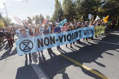 Entgegen früherer Demonstrationen marschierten die Teilnehmer diesmal nicht zum Riponne-Platz sondern in Richtung See. (KEYSTONE/Cyril Zingaro, Lausanne)