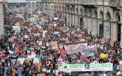 Auch in Turin gingen Tausende auf die Strasse. (EPA/ALESSANDRO DI MARCO)