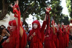 Auch die Rote Brigade protestiert in Israel. (EPA/ABIR SULTAN)