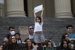 Ein Kind streckt das Plakat hoch. Streik in Rio de Janeiro, Brasilien (AP Photo/Silvia Izquierdo)