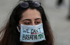 «Geld kann man nicht atmen» mahnt dieser Mundschutz einer Demonstrantin in Mumbai, Indien. (Bild: EPA/Divyakant Solanki)