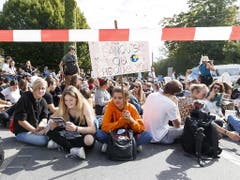 Jugendliche fordern in Lausanne mehr Klimaschutz. (Bild: KEYSTONE/CYRIL ZINGARO)
