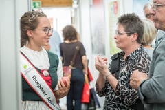 Apfelkönigin Melanie Maurer verteilt am Stand der Thurgauer Zeitung frische Äpfel. Am Wega-Samstag wird ihre Nachfolgerin gewählt. (Bild: Andrea Stalder)