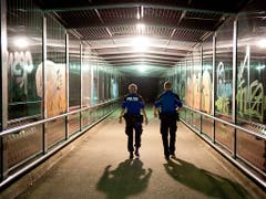 Unterwegs mit Kollegen wurde einer Kantonspolizistin am Freitagabend in Weinfelden TG von einem Passanten der Haarzopf angezündet. (Bild: KEYSTONE/DOMINIC FAVRE)