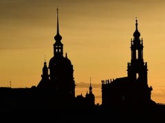 Silhouette von Dresden - rechts die katholische Hofkirche (August der Starke war zum Katholizismus übergetreten, um polnischer König werden zu können, während sein Volk in Sachsen grossmehrheitlich protestantisch war) und links das Residenzschloss. (Bild: KEYSTONE/EPA/FILIP SINGER)