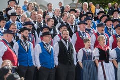 Die Folklore-Gruppen begeistern das Publikum. (Bild: Boris Bürgisser)
