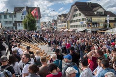 Die Folklore-Gruppen begeistern das Publikum. (Bild: Boris Bürgisser)