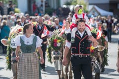 Familie Schmid von der Alp Äschi. (Bild: Boris Bürgisser)
