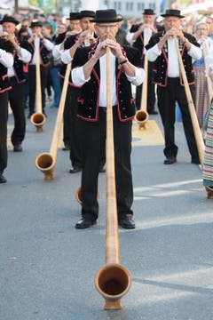 Die Bläserinnen und Bläser der Alphornbläservereinigung Amt Entlebuch begeistern. (Bild: Boris Bürgisser)