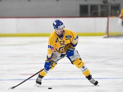 Erste zwei Tore in der National League: Der Finne Otso Rantakari führte den HC Davos bei der Galavorstellung in Lausanne an (Bild: KEYSTONE/GIAN EHRENZELLER)