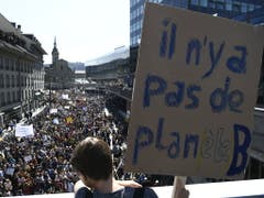 Zehntausende nahmen am Samstag an der Klimademo in Bern teil. (Bild: Keystone/Anthony Anex)