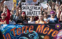 Greta Thunberg (Mitte) streikt in Montreal in den vordersten Reihen mit. Sie hat ihr ikonisches «Skolstrejk för Klimatet»-Schild dabei, mit welchem sie die Bewegung ins Rollen brachte. (AP/Paul Chiasson)