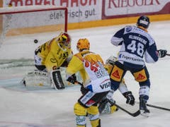 Carl Klingberg (Nummer 48) bezwingt Berns Torhüter Pascal Caminada zum 3:0 (Bild: KEYSTONE/URS FLUEELER)