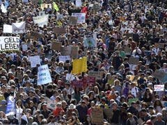 Die der Klima-Allianz angeschlossenen Organisationen fordern eine konsequente Klimapolitik mit einem Ausstieg aus Kohle, Öl und Gas - auch bei Investitionen des Schweizer Finanzplatzes. (Bild: KEYSTONE/ANTHONY ANEX)