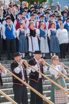 Die Folklore-Gruppen begeistern das Publikum. (Bild: Boris Bürgisser)