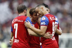 Basels Arthur Cabral jubelt nach seinem Tor zum 2:0 mit den Teamkollegen Valentin Stocker (Mitte) und Luca Zuffi. (Bild: KEYSTONE/Peter Klaunzer)