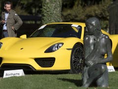 Ein Porsche aus der Sammlung des ältesten Sohnes des Präsidenten des armen zentralafrikanischen Landes Äquitorialguinea. Am Sonntag fand im Waadtland die Versteigerung von 25 Luxuskarossen statt. (Bild: KEYSTONE/LAURENT GILLIERON)