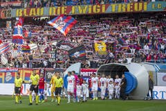 Die Teams kommen auf das Spielfeld vor dem Super League Spiel zwischen dem FC Basel und dem FC Luzern im Stadion St. Jakob-Park in Basel. (Bild: KEYSTONE/Peter Klaunzer, Basel, 29.09.2019)