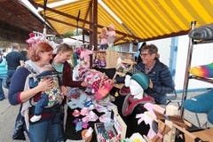 Marlies Joller (rechts) hat einen Stand mit Puppenkleidern und Finken: Freudig zeigt sie ihren Kundinnen Viola Schürch (links) und Conny Pahl ihr Angebot an Finken.