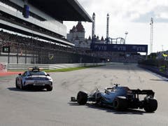 Der Safety Car ermöglichte Hamilton die Führung und damit seinen 82. GP-Sieg (Bild: KEYSTONE/AP/LUCA BRUNO)