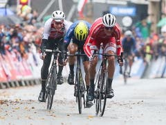 Küng (links) setzt sich 67 km vor dem Ziel an die Spitze des Rennens und muss sich im Schlusssprint einer Dreiergruppe dem Dänen Mads Pedersen und dem Italiener Matteo Trentin geschlagen geben (Bild: KEYSTONE/EPA/NIGEL RODDIS)