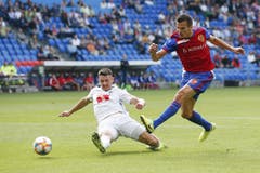 Basels Kevin Bua, in Aktion, gegen Luzerns Stefan Knezevic, vor dem Tor zum 1-0 im Super League Spiel zwischen dem FC Basel und dem FC Luzern. (Bild: KEYSTONE/Peter Klaunzer)