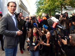 Ex-Kanzler und ÖVP-Chef Sebastian Kurz zeigt sich nach der Stimmabgabe für die Parlamentswahl in Wien zuversichtlich. Er gilt als haushoher Favorit. (Bild: KEYSTONE/AP/MATTHIAS SCHRADER)